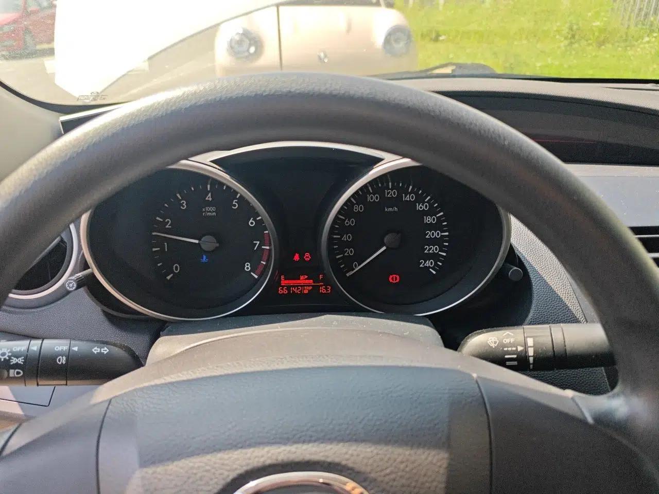 Mazda 3 2015 Sedan 1.6L Manual Comfort Model — миниатюра 12