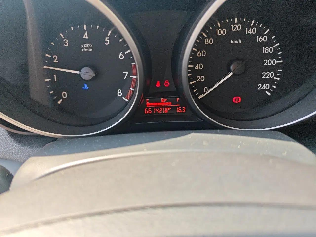 Mazda 3 2015 Sedan 1.6L Manual Comfort Model — миниатюра 13
