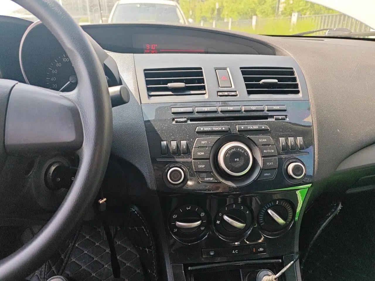 Mazda 3 2015 Sedan 1.6L Manual Comfort Model — миниатюра 14