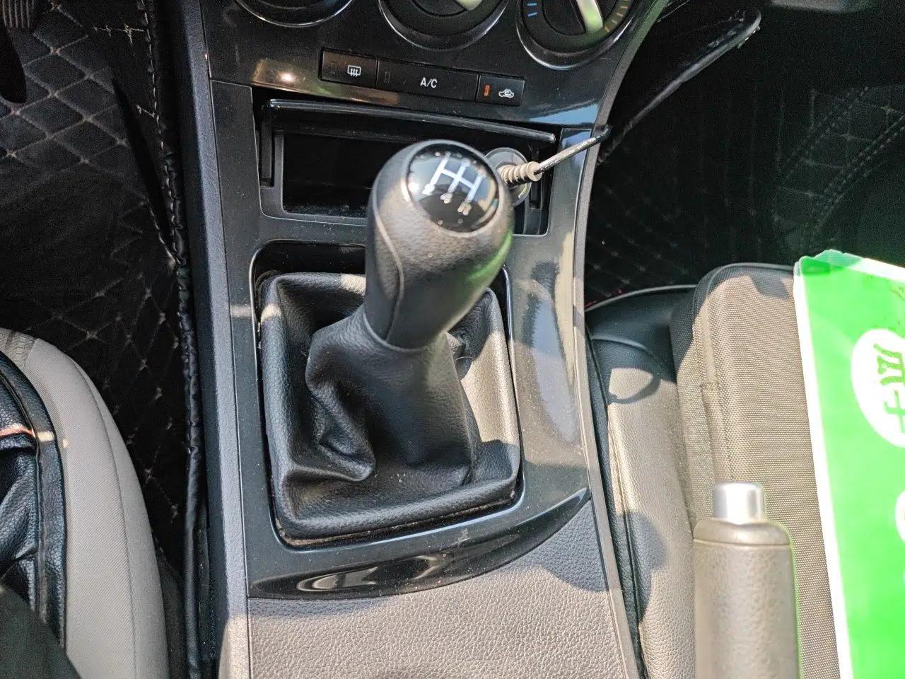 Mazda 3 2015 Sedan 1.6L Manual Comfort Model — миниатюра 15