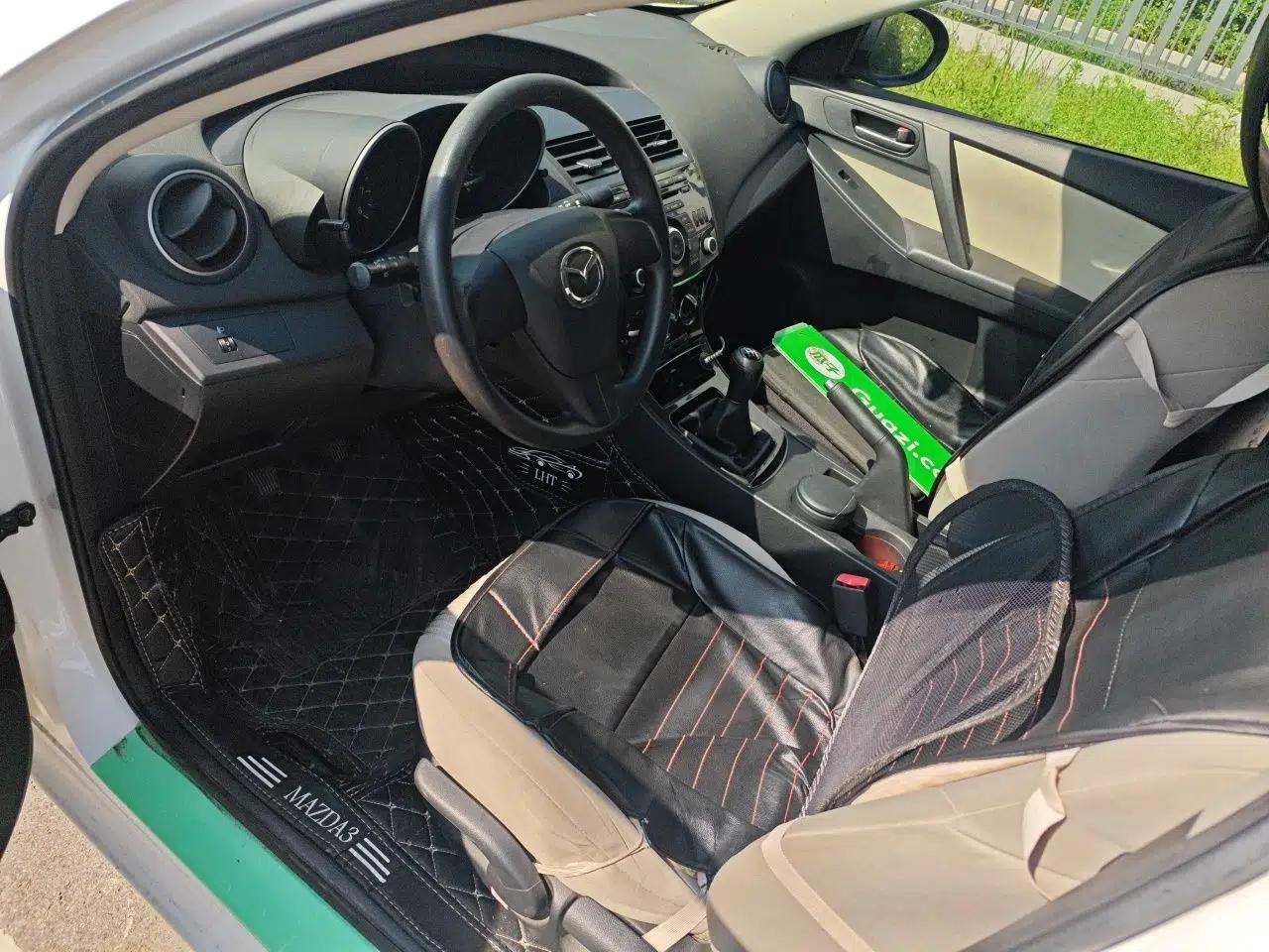Mazda 3 2015 Sedan 1.6L Manual Comfort Model — миниатюра 16
