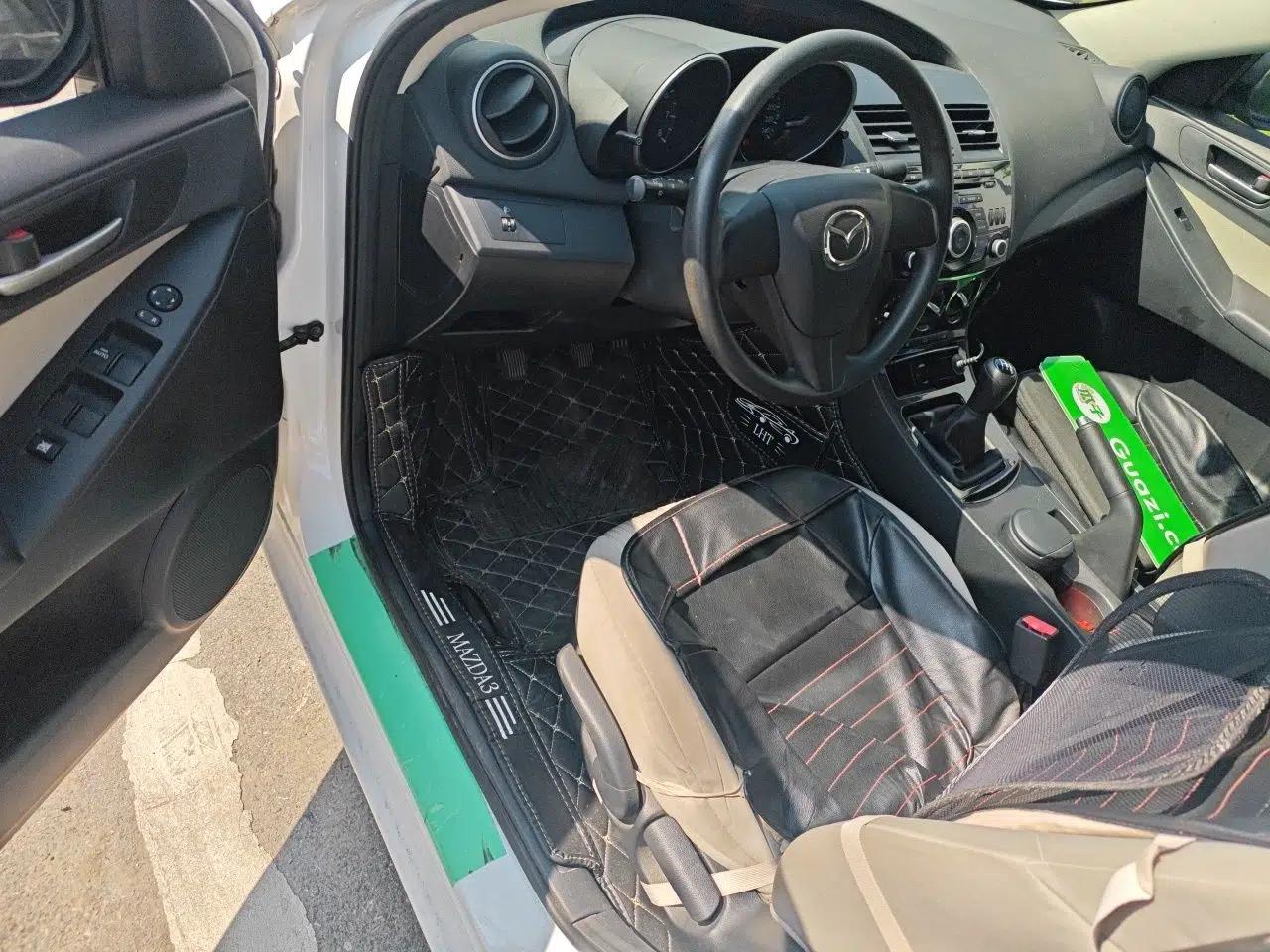 Mazda 3 2015 Sedan 1.6L Manual Comfort Model — миниатюра 17