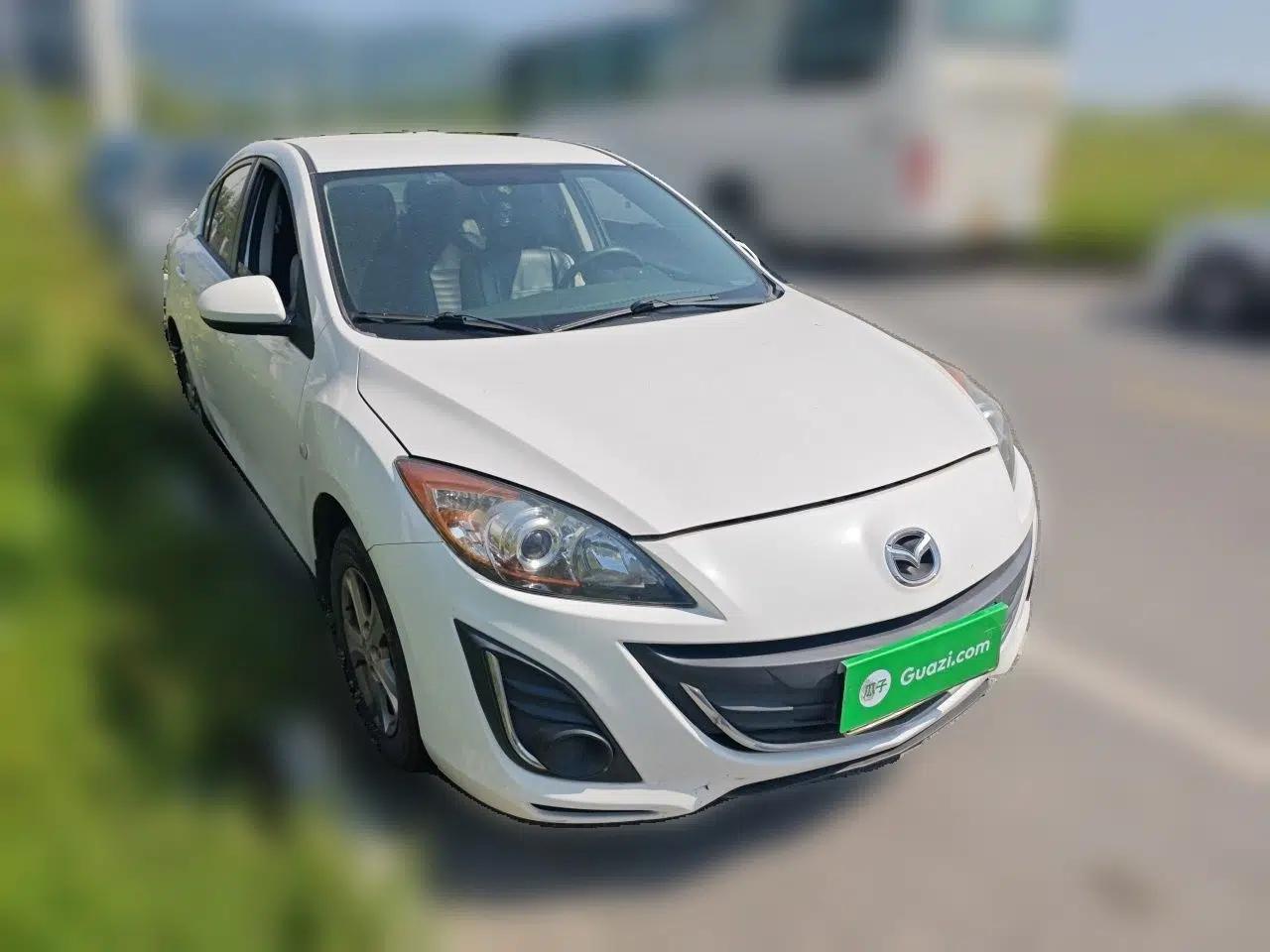 Mazda 3 2015 Sedan 1.6L Manual Comfort Model — миниатюра 3