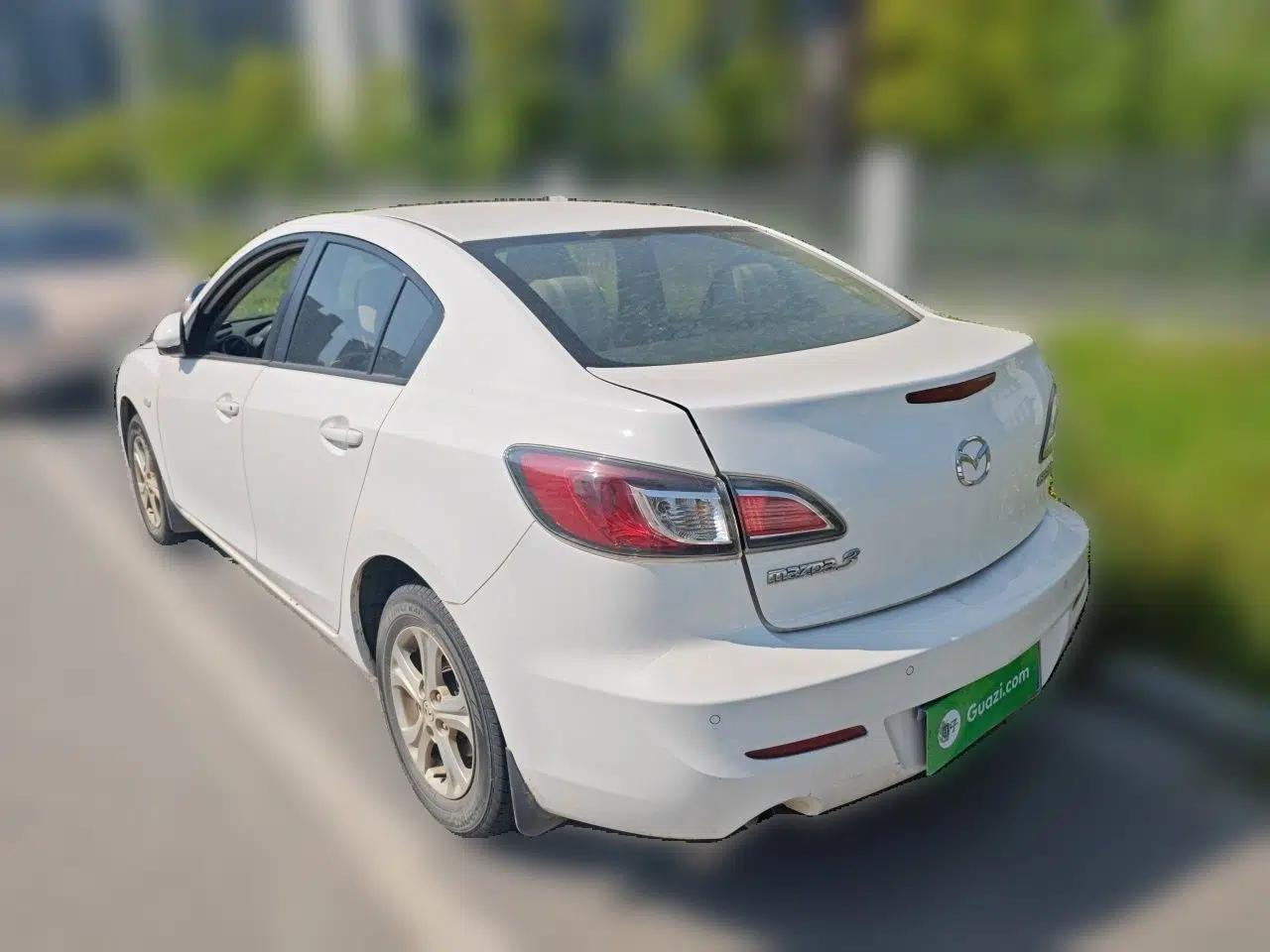 Mazda 3 2015 Sedan 1.6L Manual Comfort Model — миниатюра 4