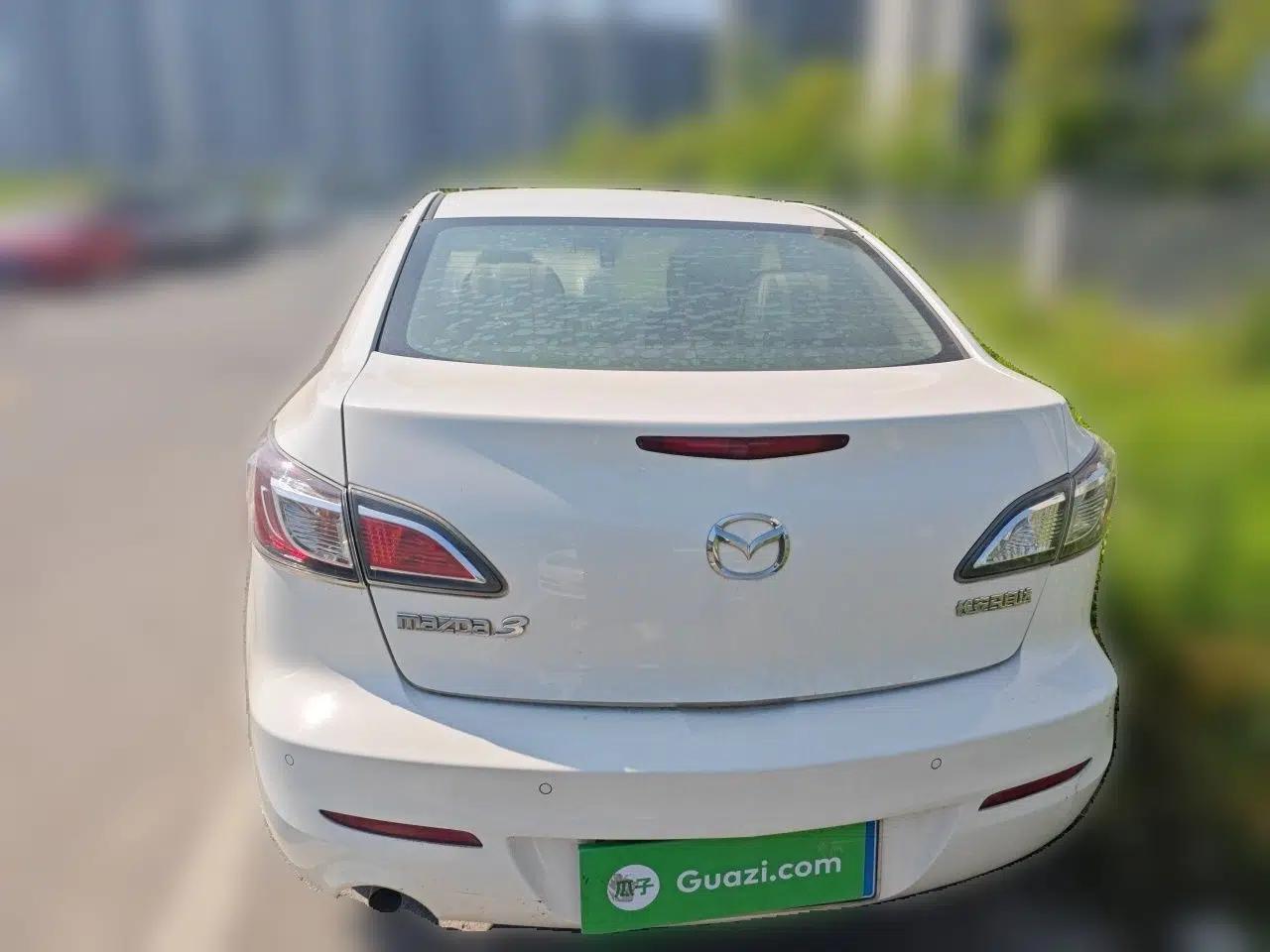Mazda 3 2015 Sedan 1.6L Manual Comfort Model — миниатюра 5