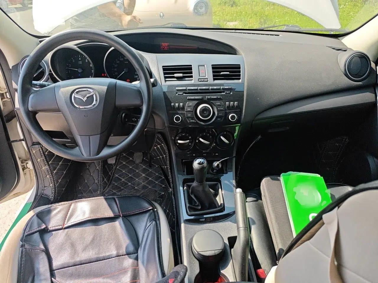 Mazda 3 2015 Sedan 1.6L Manual Comfort Model — миниатюра 10