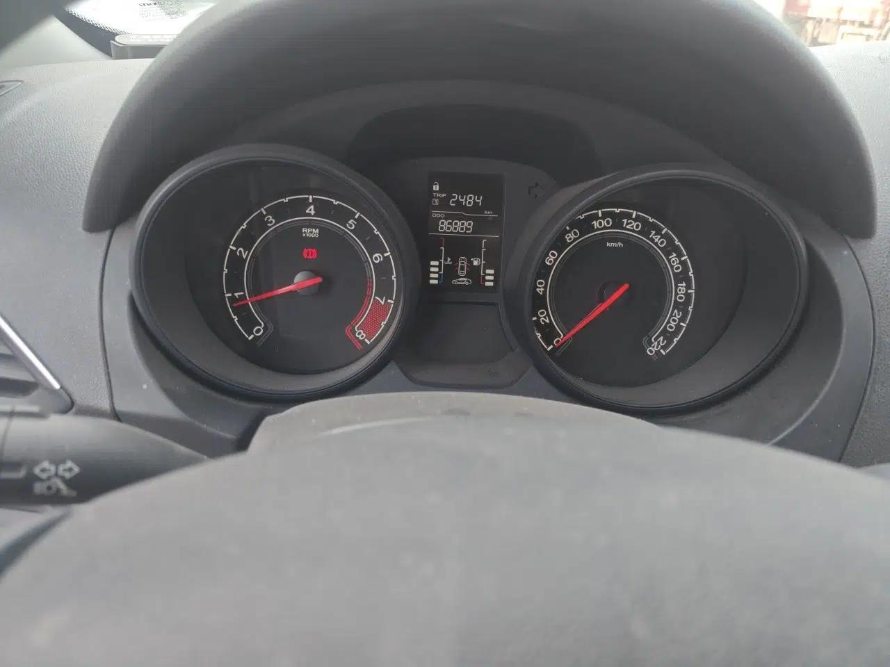 MG GT 2016 1.5L Manual Value-Added Luxury Edition — миниатюра 12