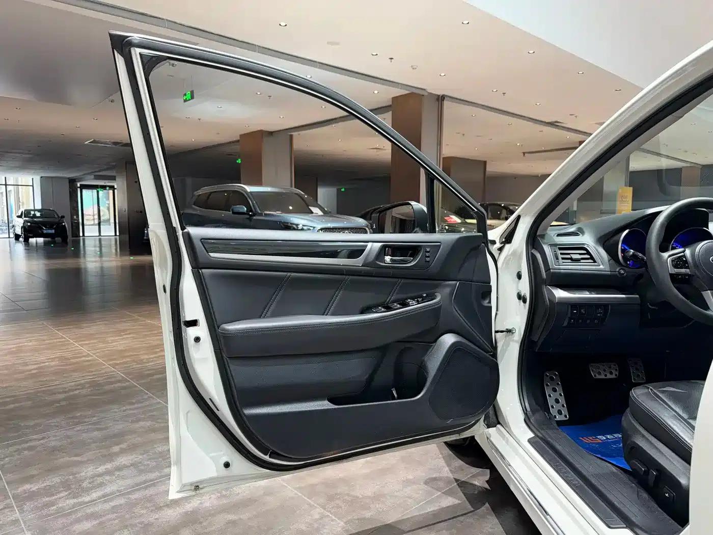 Legacy 2017 2.5i AWD Glory Edition — миниатюра 8