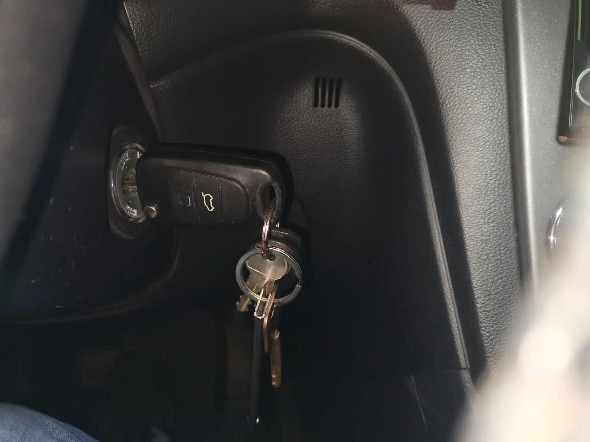 Kia Carens 2011 2.0L 7-Seater Automatic Standard Edition — миниатюра 9