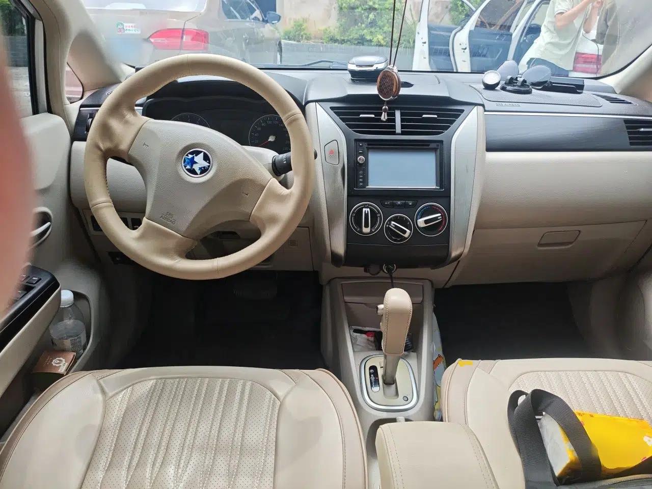 Venucia D50 2015 1.6L Automatic Fashion Edition — миниатюра 10