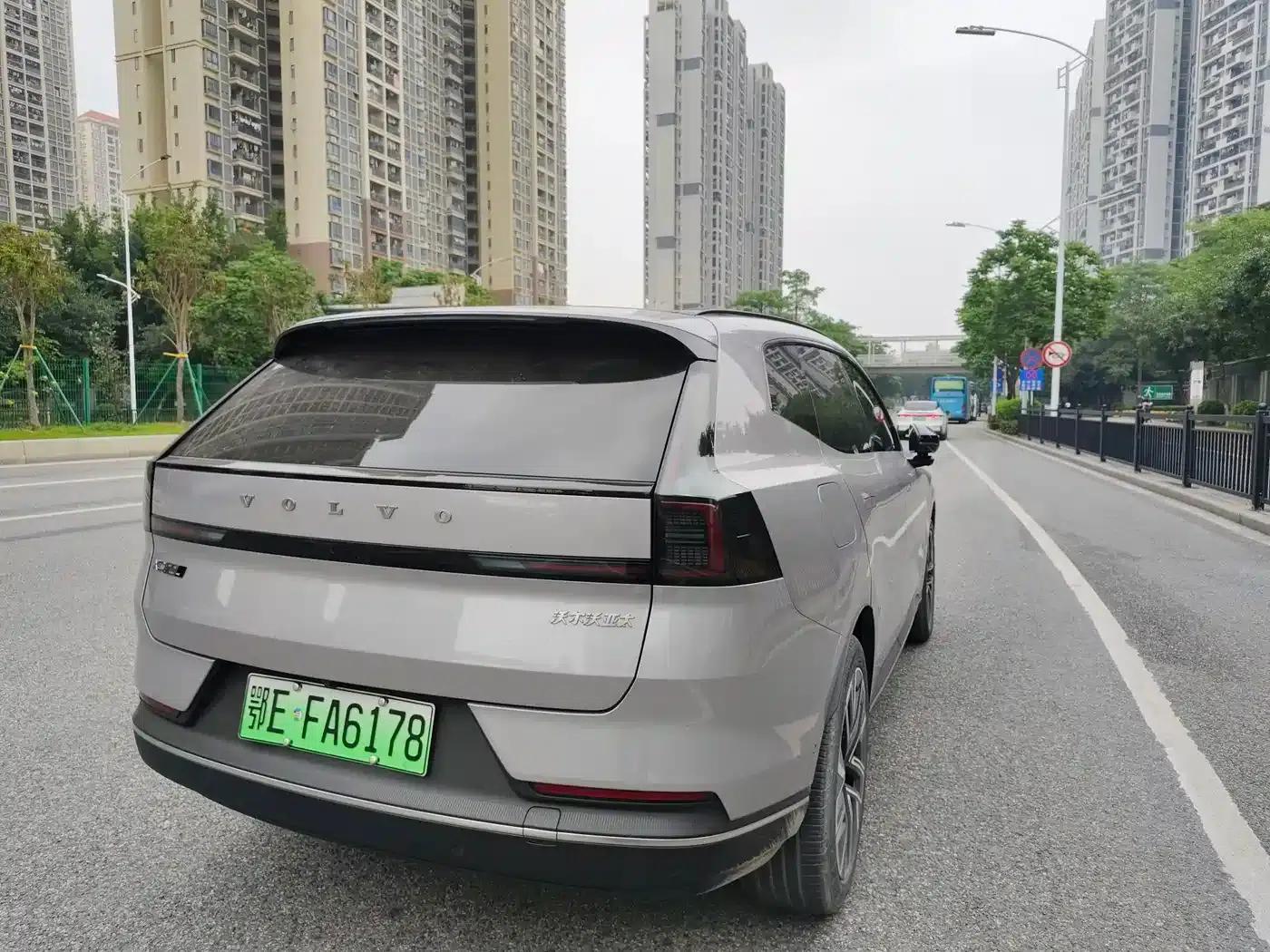2026 Volvo XC70 Plug-in Hybrid, All-Wheel Drive, Ultra Range — миниатюра 2