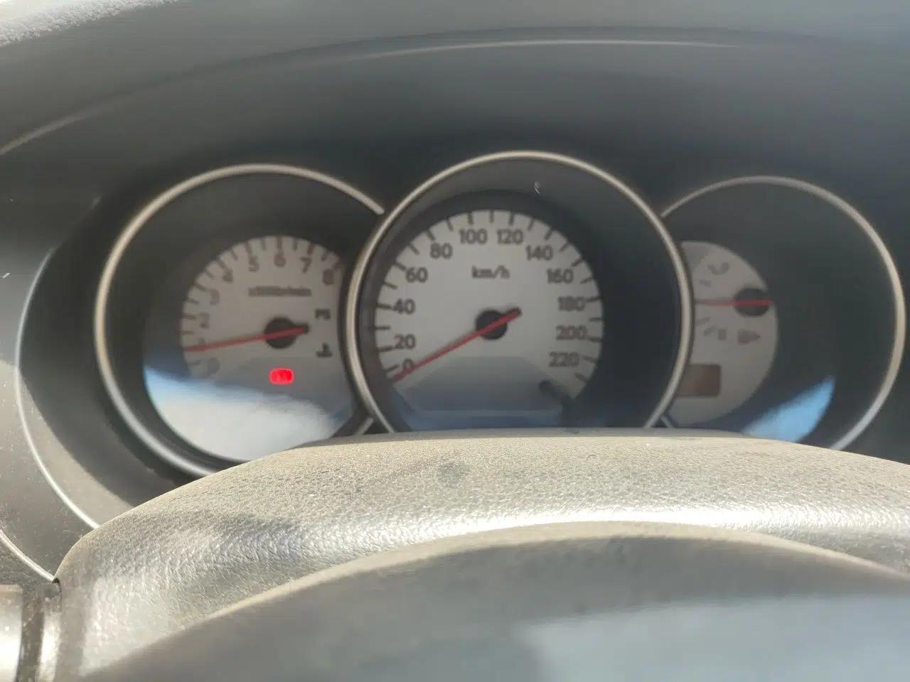 Nissan Livina 2010 Jingyue Edition 1.6L Manual All-Around Model — миниатюра 12