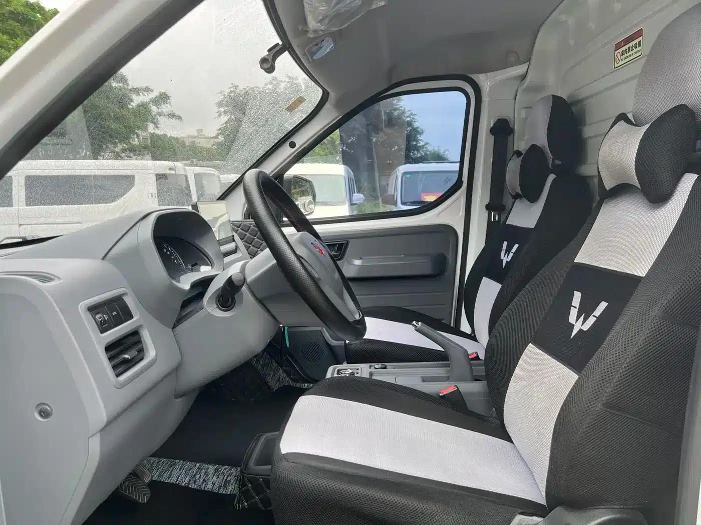 Wuling Yangguang 2024 Model 300km Practical Closed-Window Version 60kW — миниатюра 3