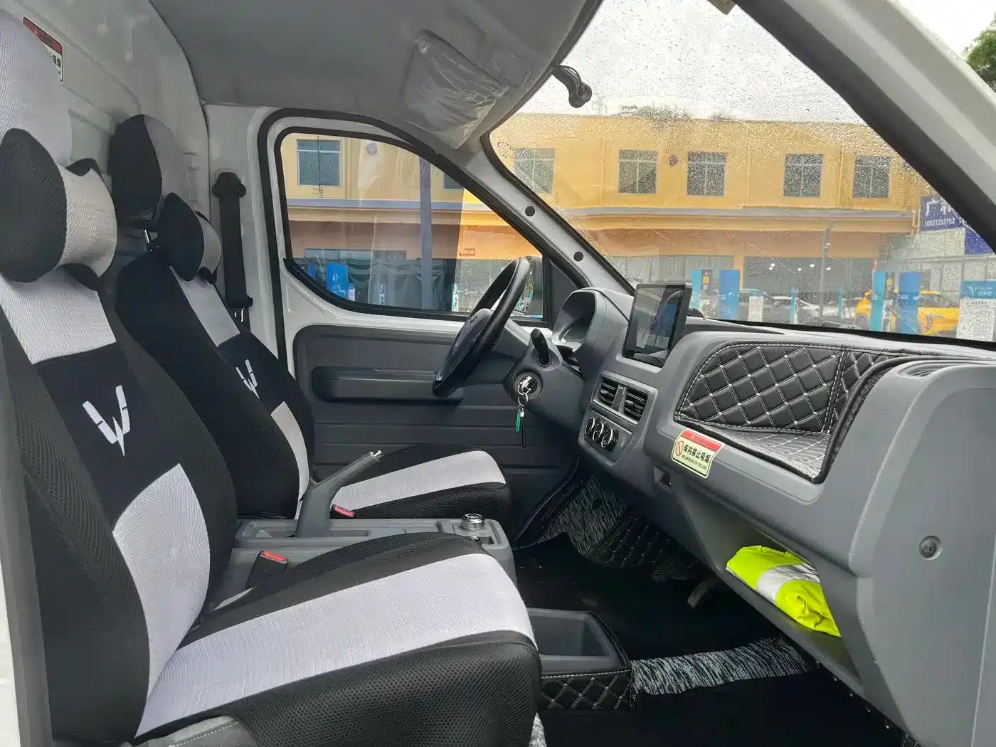 Wuling Yangguang 2024 Model 300km Practical Closed-Window Version 60kW — миниатюра 5