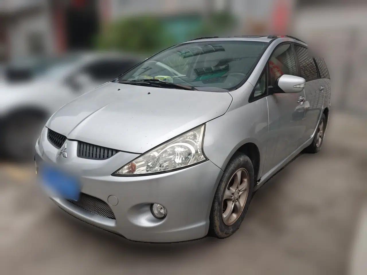 Mitsubishi Grandis 2009 2.4 7-Seater Comfort Edition — миниатюра 1