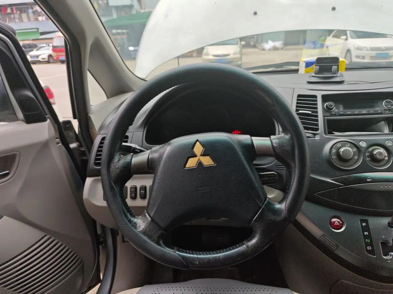 Mitsubishi Grandis 2009 2.4 7-Seater Comfort Edition — миниатюра 11