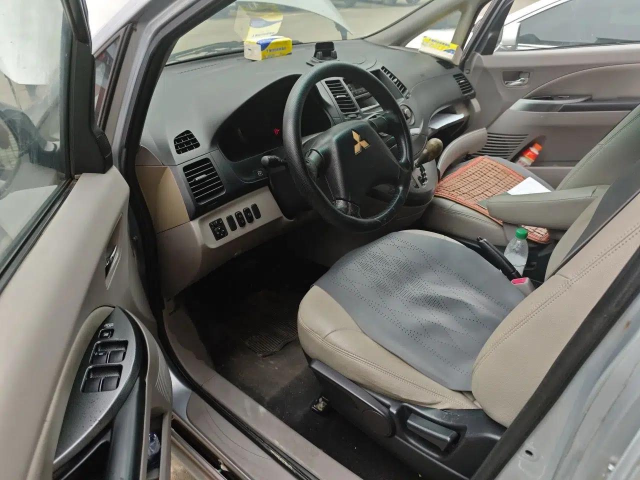 Mitsubishi Grandis 2009 2.4 7-Seater Comfort Edition — миниатюра 17