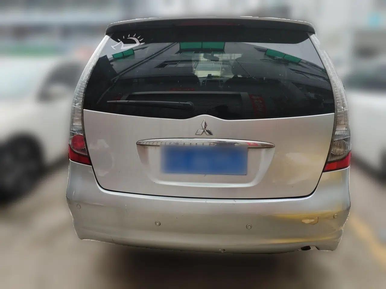 Mitsubishi Grandis 2009 2.4 7-Seater Comfort Edition — миниатюра 5