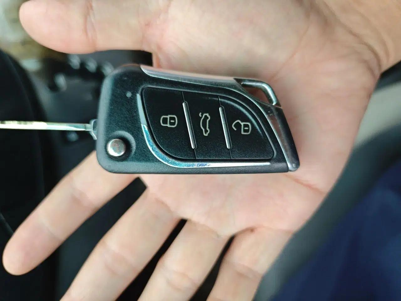 Mitsubishi Grandis 2009 2.4 7-Seater Comfort Edition — миниатюра 9