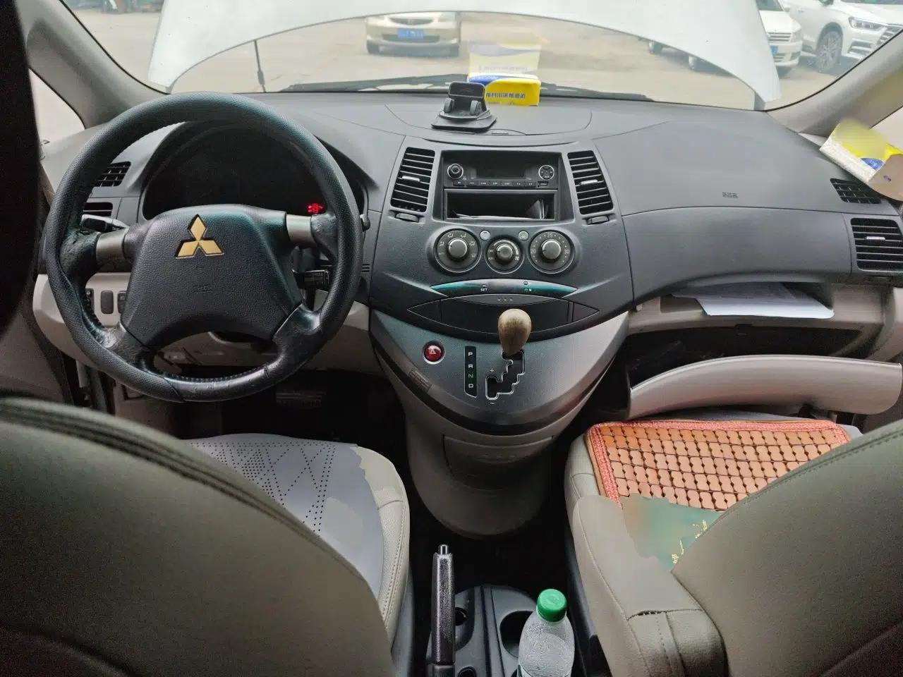 Mitsubishi Grandis 2009 2.4 7-Seater Comfort Edition — миниатюра 10