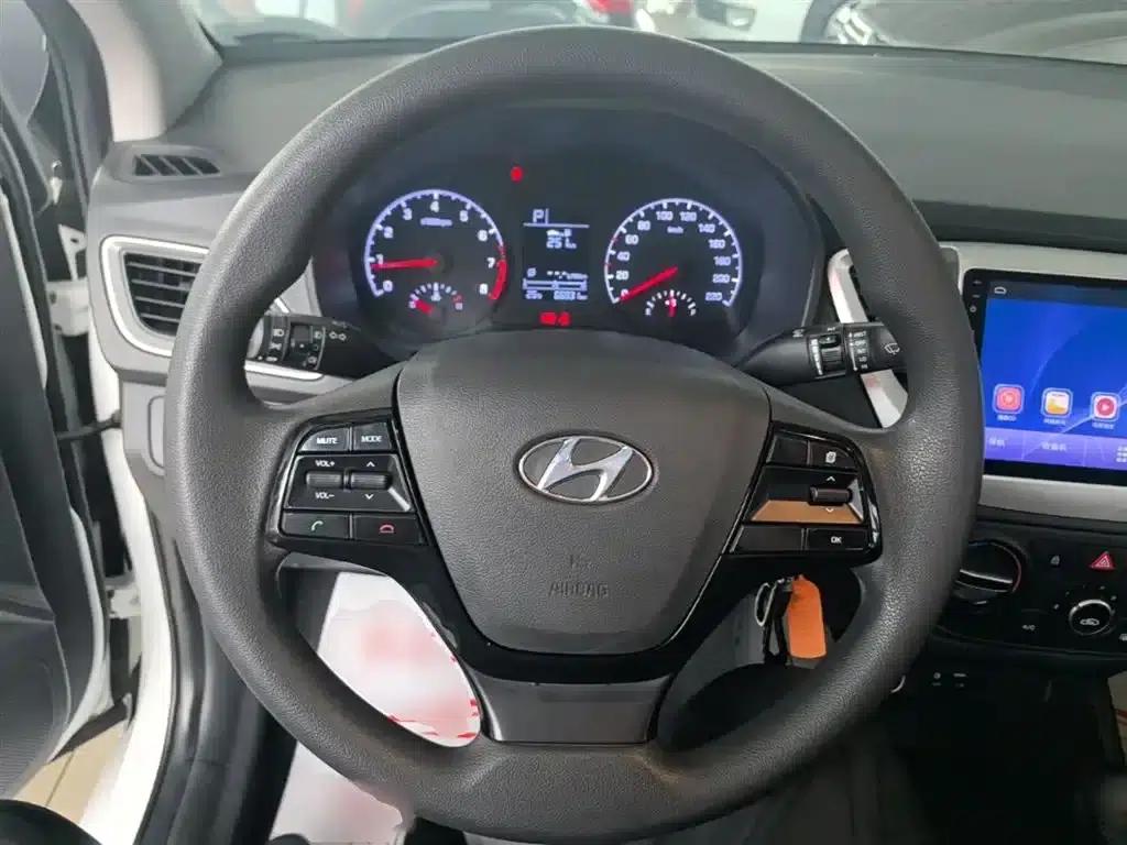 2016 Hyundai Verna 1.4L Automatic GLS (Cool Edition) — миниатюра 11