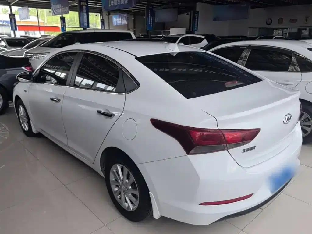 2016 Hyundai Verna 1.4L Automatic GLS (Cool Edition) — миниатюра 5