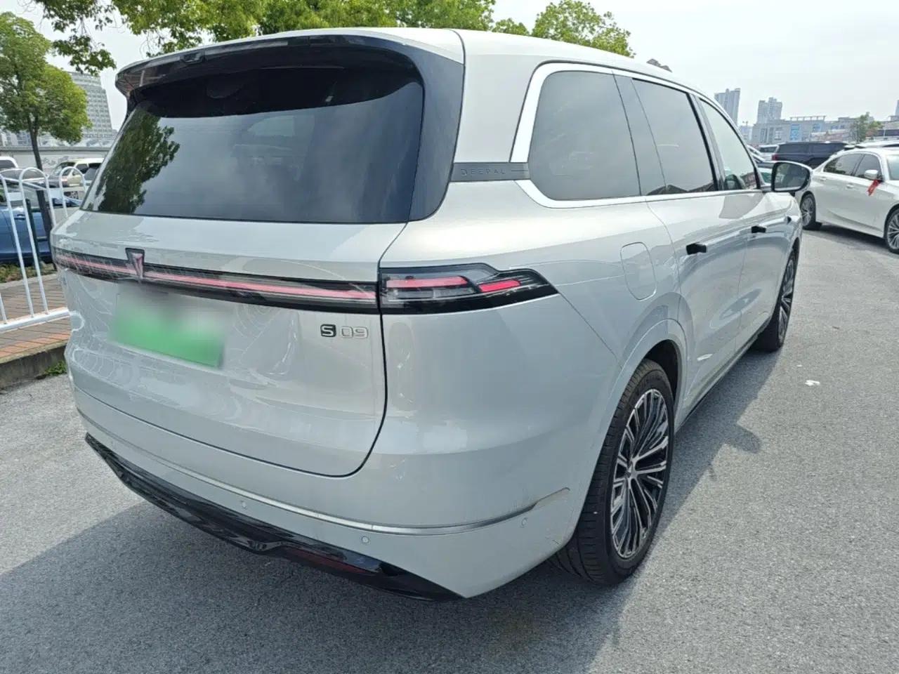 Deepal S09 2025 Four-Wheel Drive Ultra+ Custom Edition — миниатюра 4