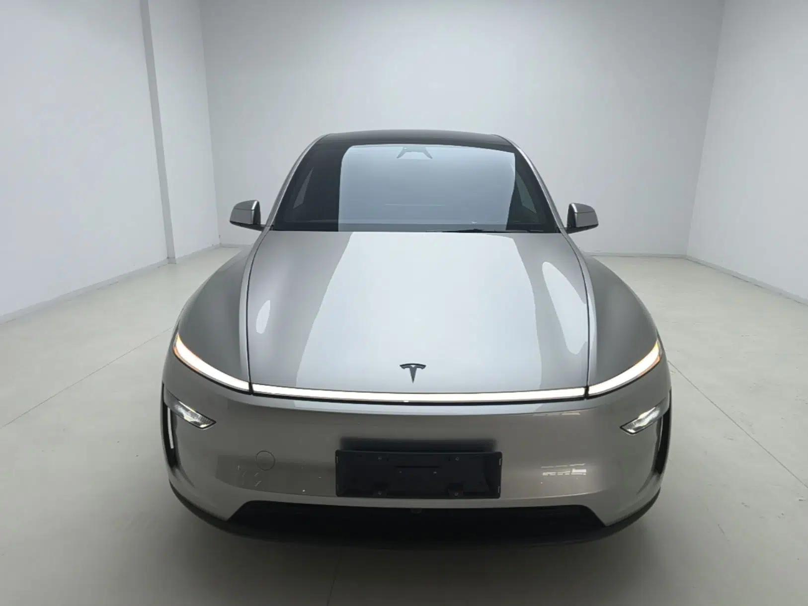 Tesla Model Y L 2025 Model Long-Range All-Wheel-Drive Version — миниатюра 2