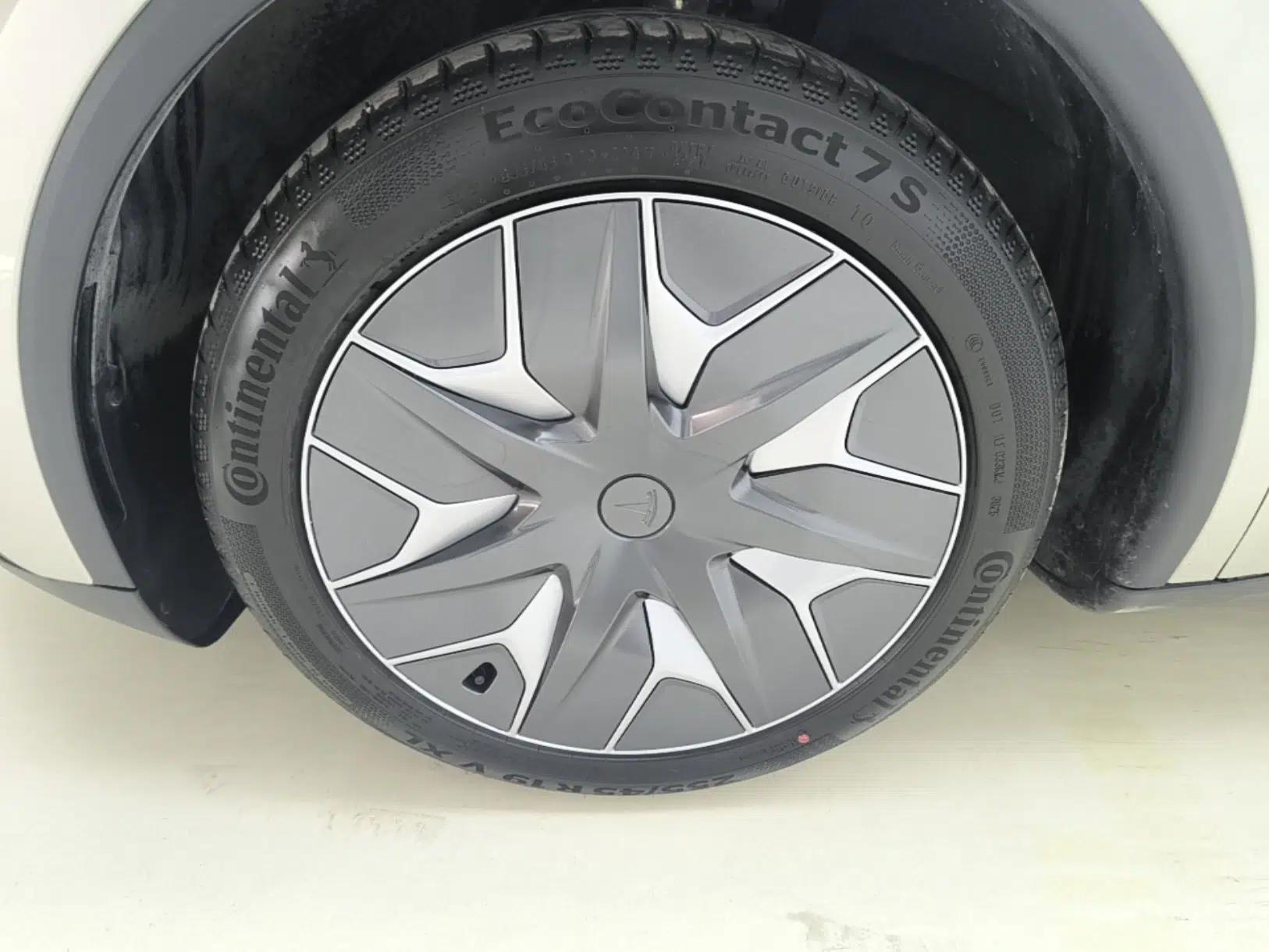 Tesla Model Y L 2025 Model Long-Range All-Wheel-Drive Version — миниатюра 8