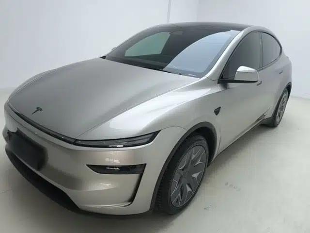 Tesla Model Y L 2025 Model Long-Range All-Wheel-Drive Version