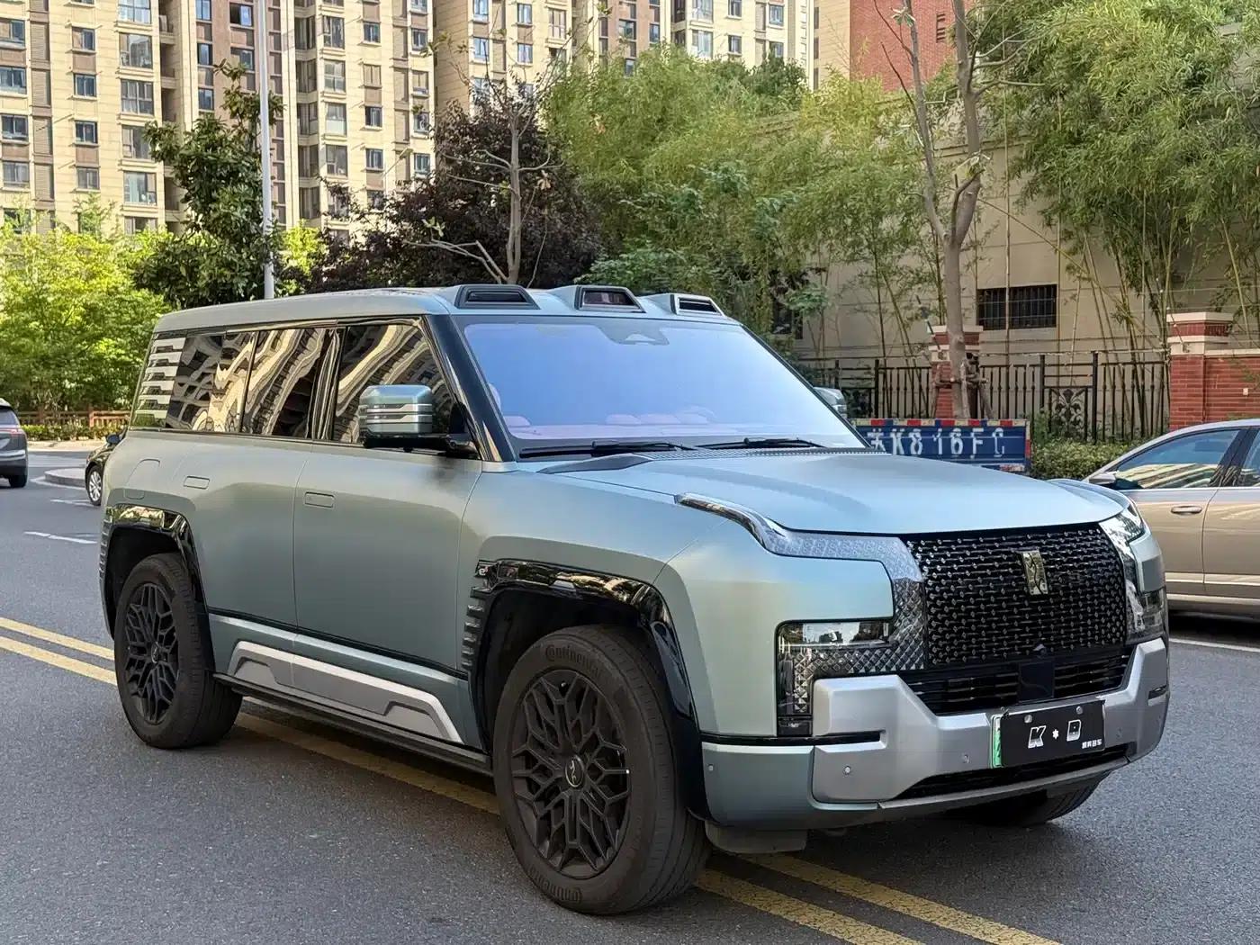 Looking up at the 2023 U8 Luxury Edition — миниатюра 2