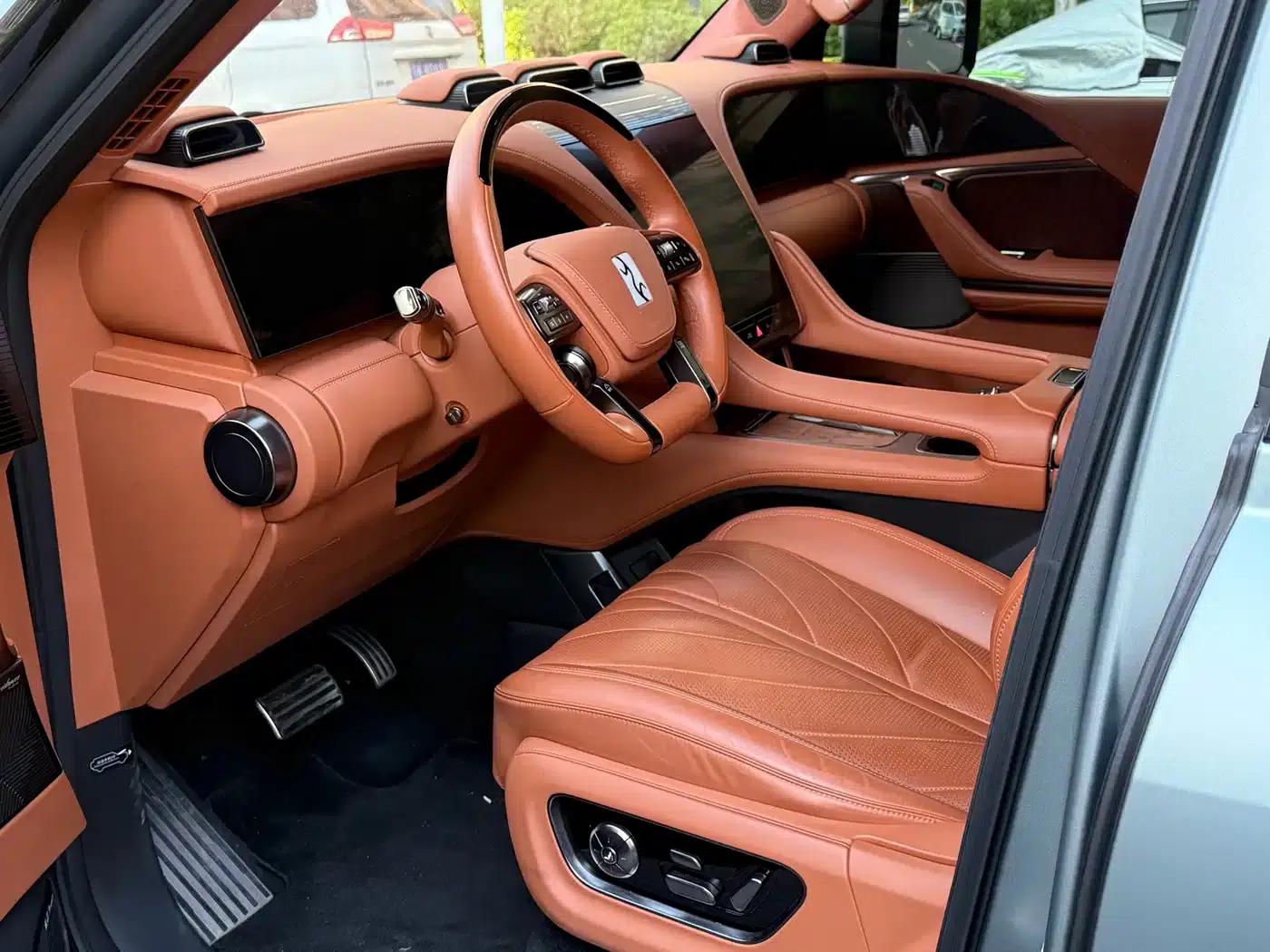 Looking up at the 2023 U8 Luxury Edition — миниатюра 11