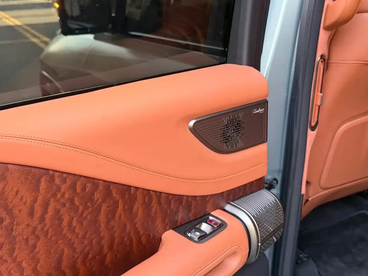 Looking up at the 2023 U8 Luxury Edition — миниатюра 12