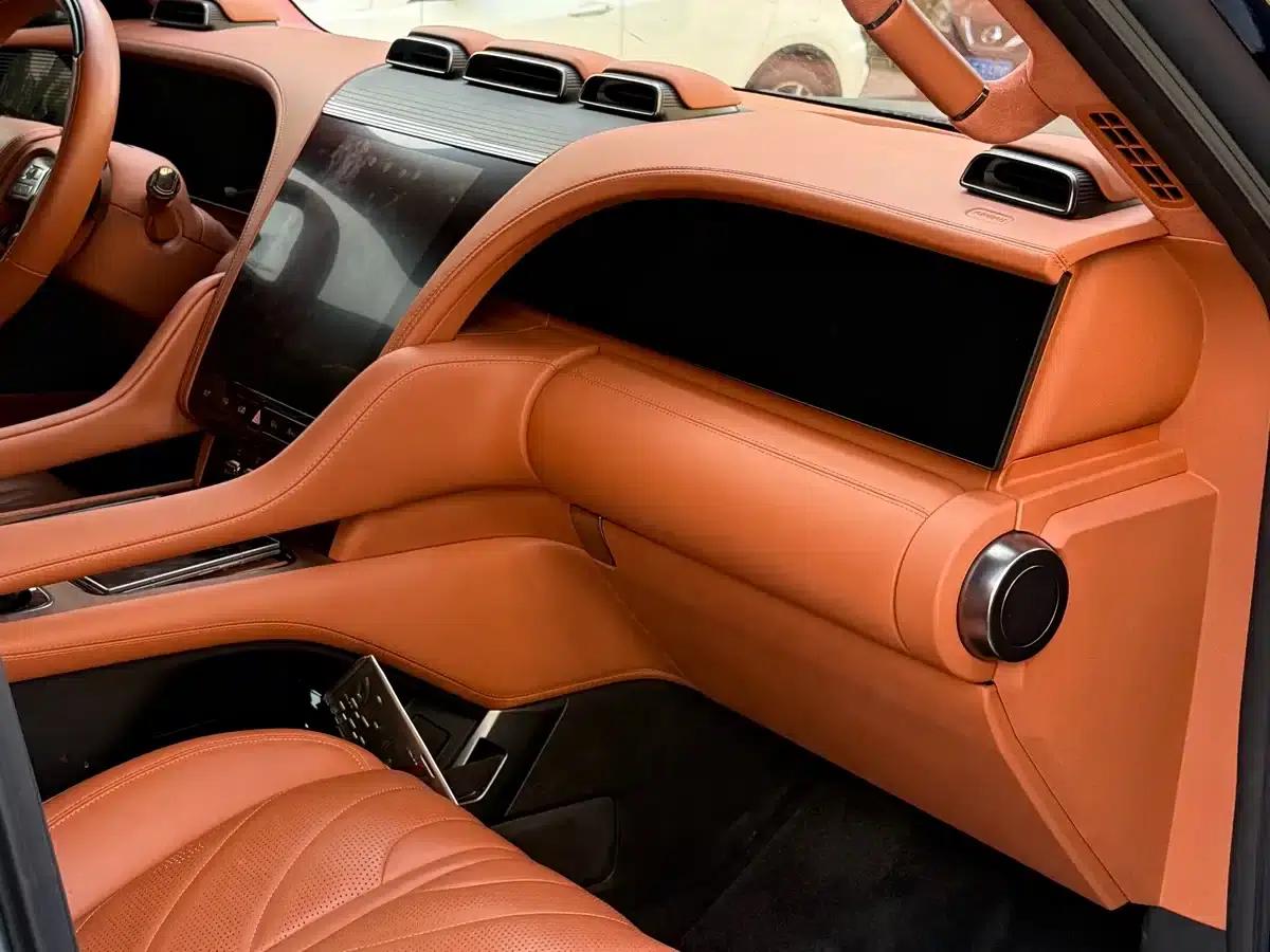 Looking up at the 2023 U8 Luxury Edition — миниатюра 13