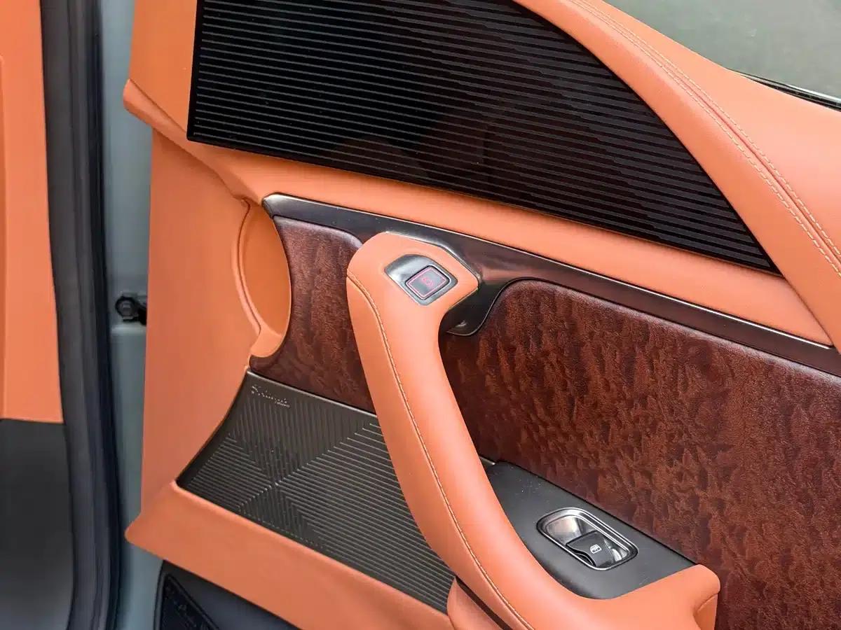 Looking up at the 2023 U8 Luxury Edition — миниатюра 14