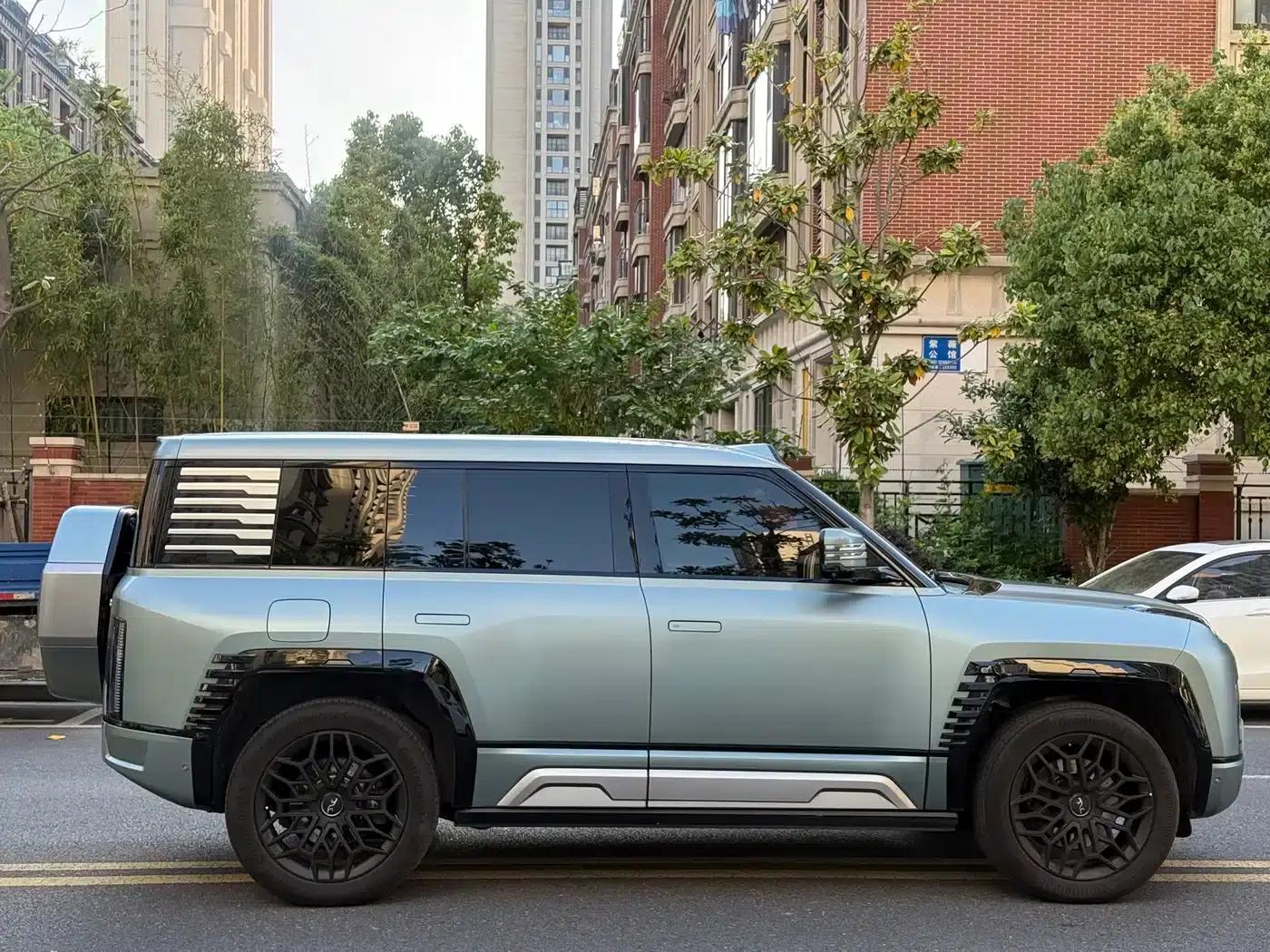 Looking up at the 2023 U8 Luxury Edition — миниатюра 3