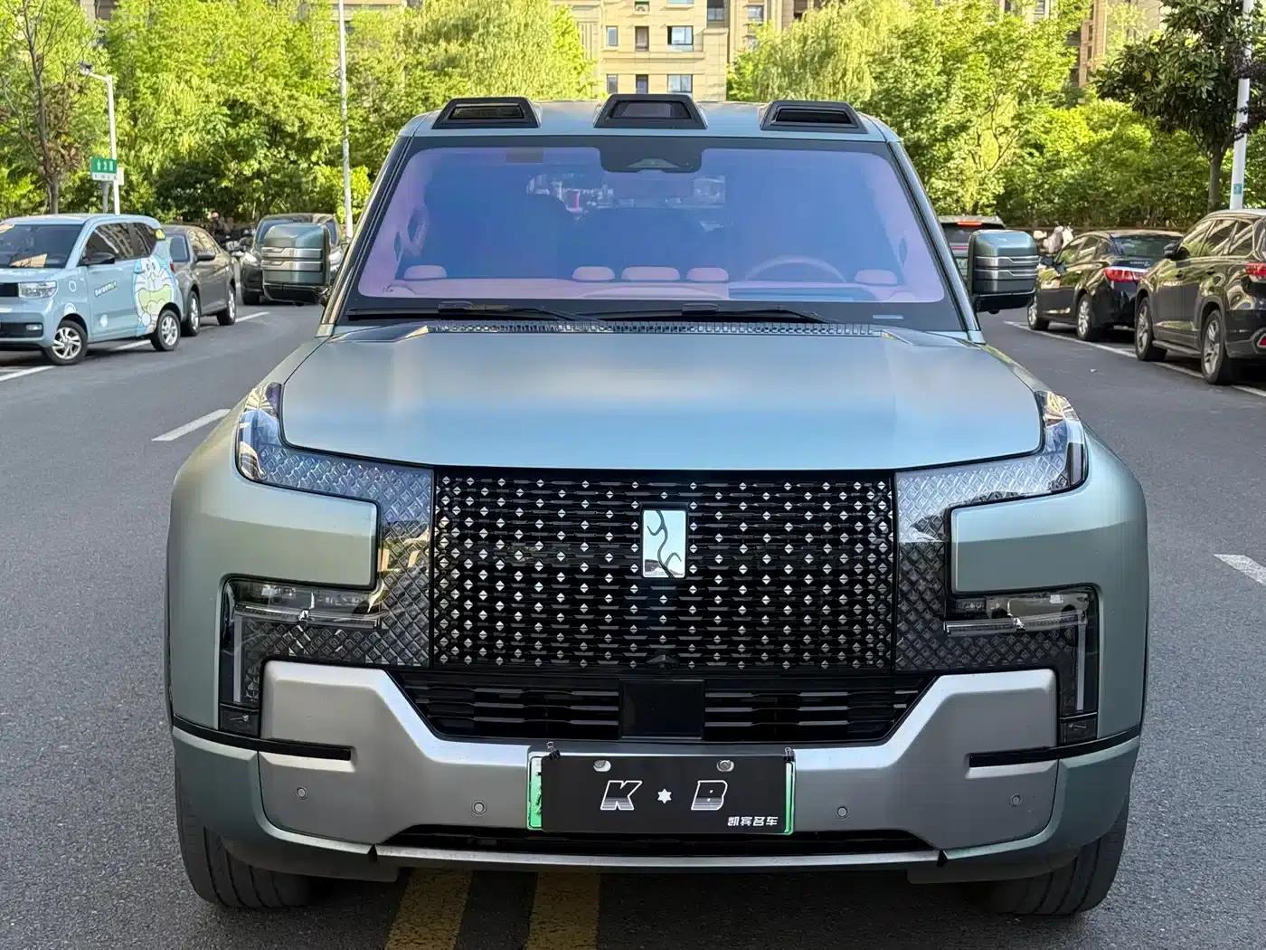 Looking up at the 2023 U8 Luxury Edition — миниатюра 7