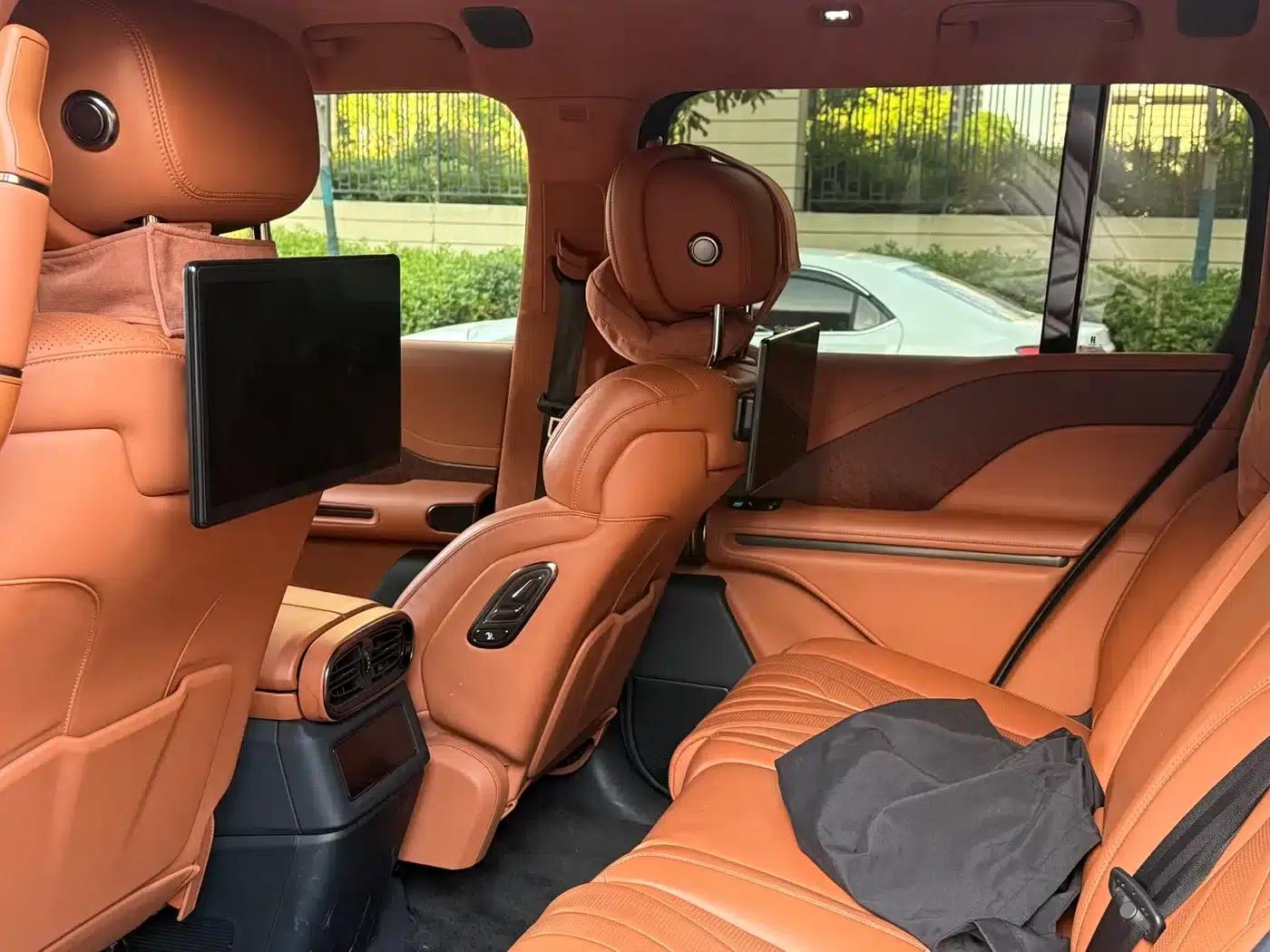 Looking up at the 2023 U8 Luxury Edition — миниатюра 9
