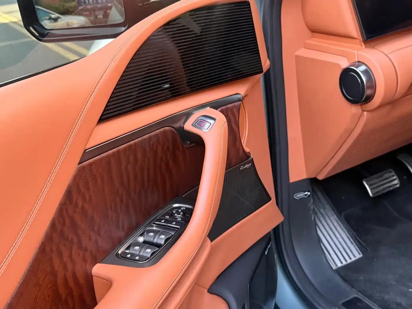 Looking up at the 2023 U8 Luxury Edition — миниатюра 10