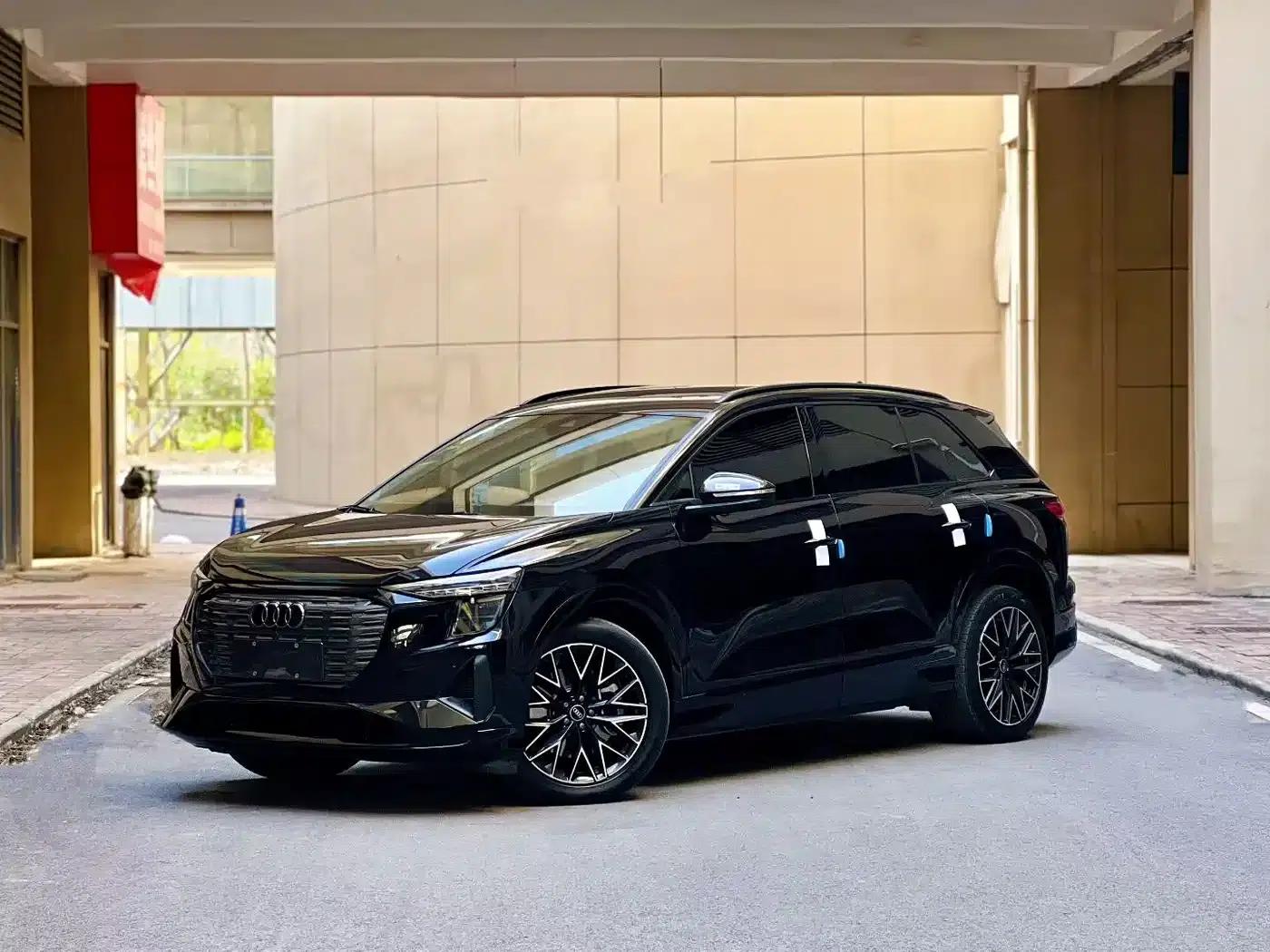 Audi Q5 e-tron 2023 Model 40 e-tron Star Edition - Fashion Set — миниатюра 1