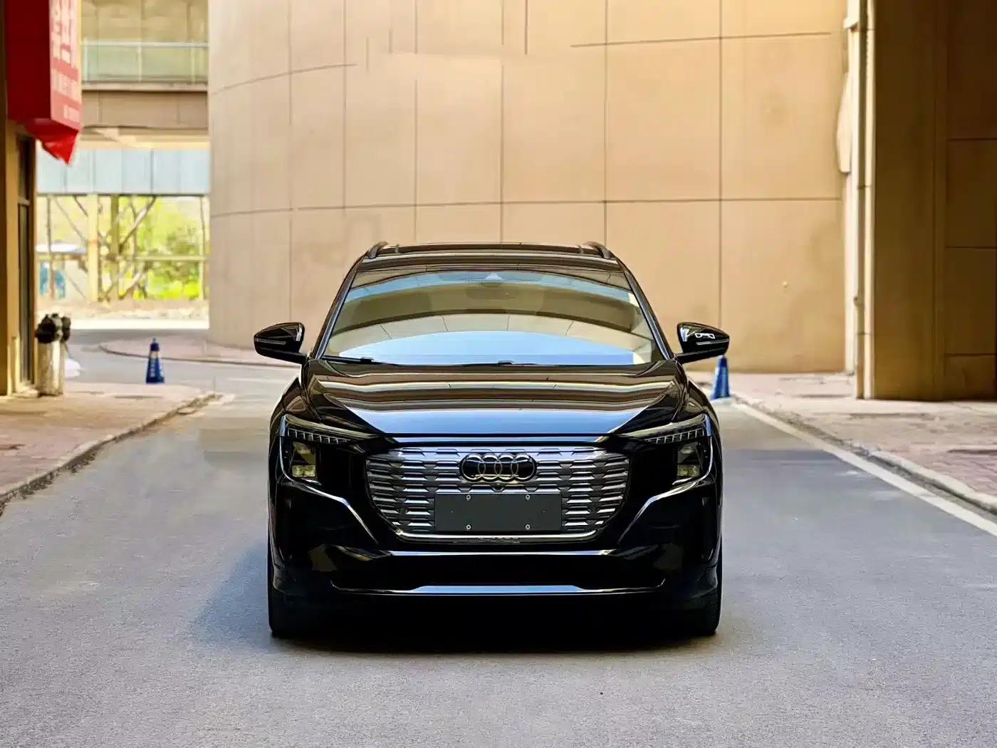 Audi Q5 e-tron 2023 Model 40 e-tron Star Edition - Fashion Set — миниатюра 2