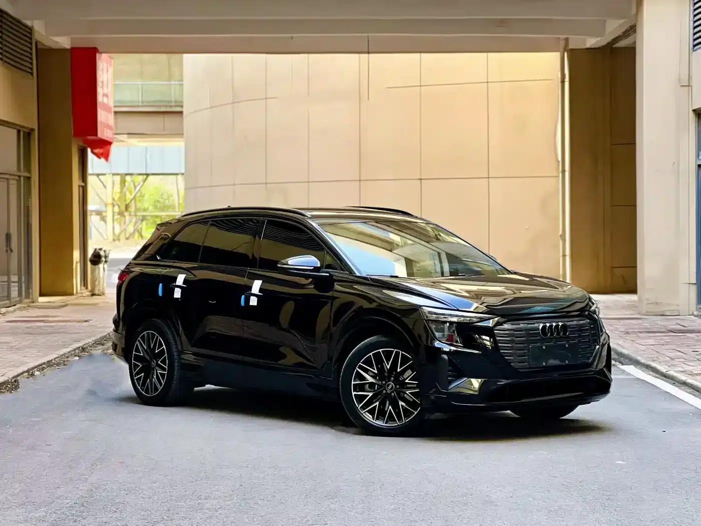 Audi Q5 e-tron 2023 Model 40 e-tron Star Edition - Fashion Set — миниатюра 3