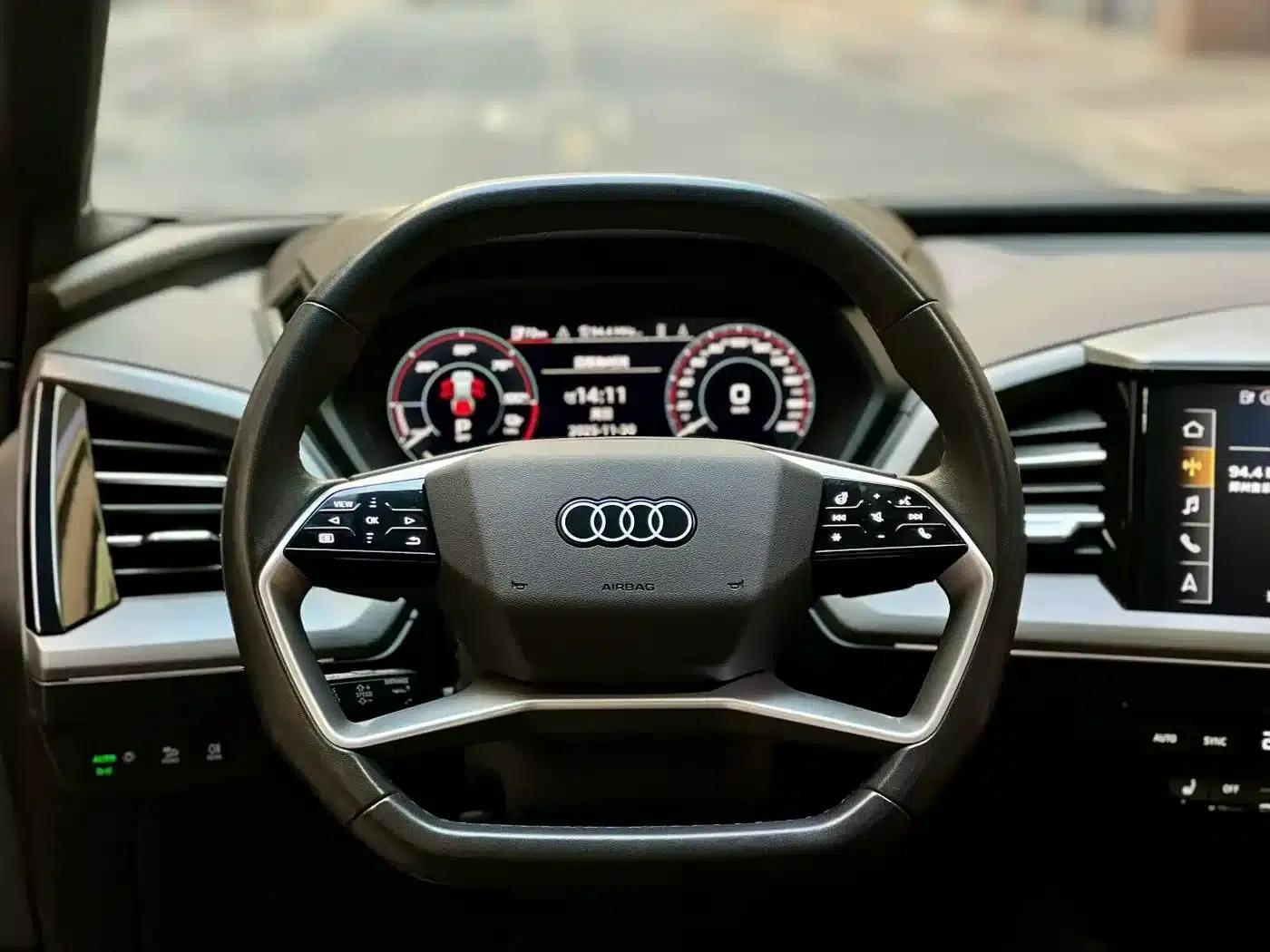Audi Q5 e-tron 2023 Model 40 e-tron Star Edition - Fashion Set — миниатюра 5