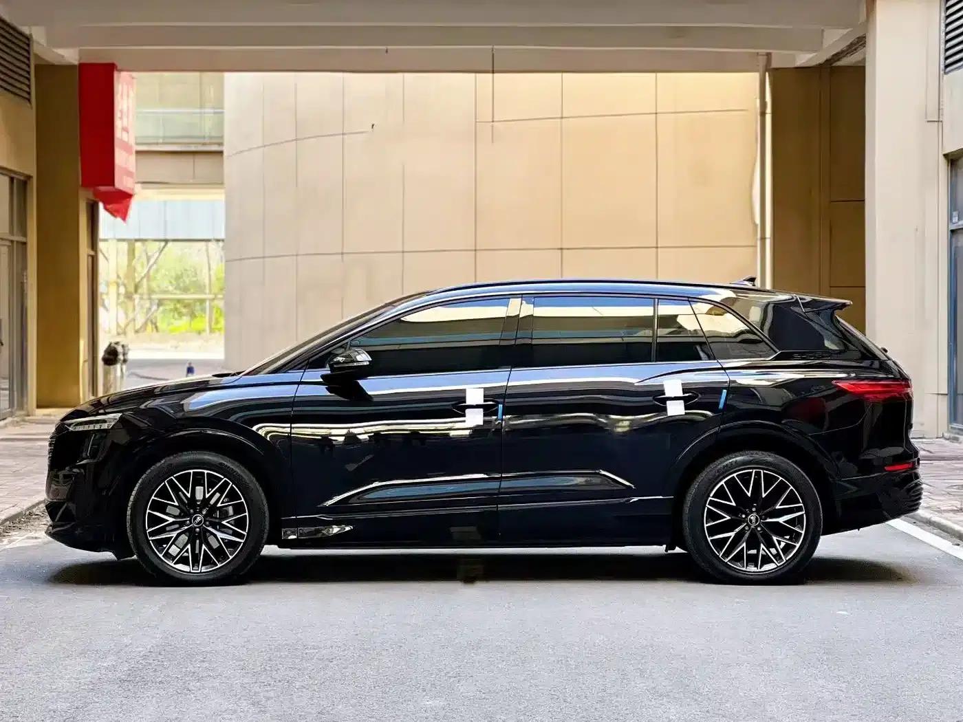 Audi Q5 e-tron 2023 Model 40 e-tron Star Edition - Fashion Set — миниатюра 8