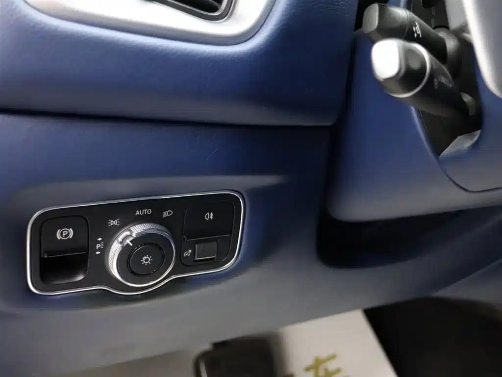 Aston Martin DB11 2020 4.0T V8 Coupe — миниатюра 10