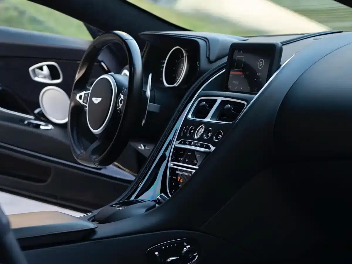 Aston Martin DB11 2017 4.0T V8 — миниатюра 17