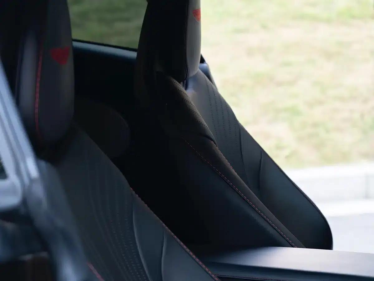 Aston Martin DB11 2017 4.0T V8 — миниатюра 18