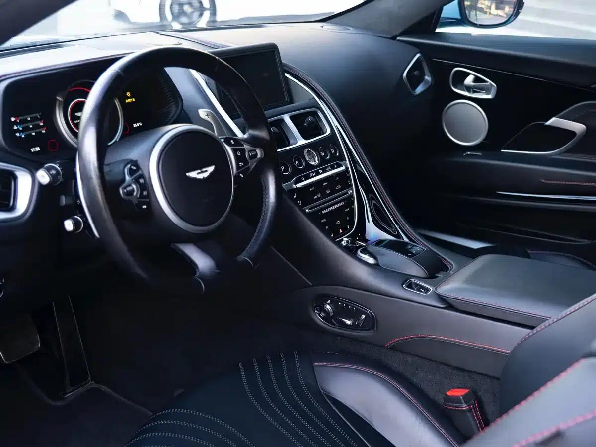 Aston Martin DB11 2017 4.0T V8 — миниатюра 10