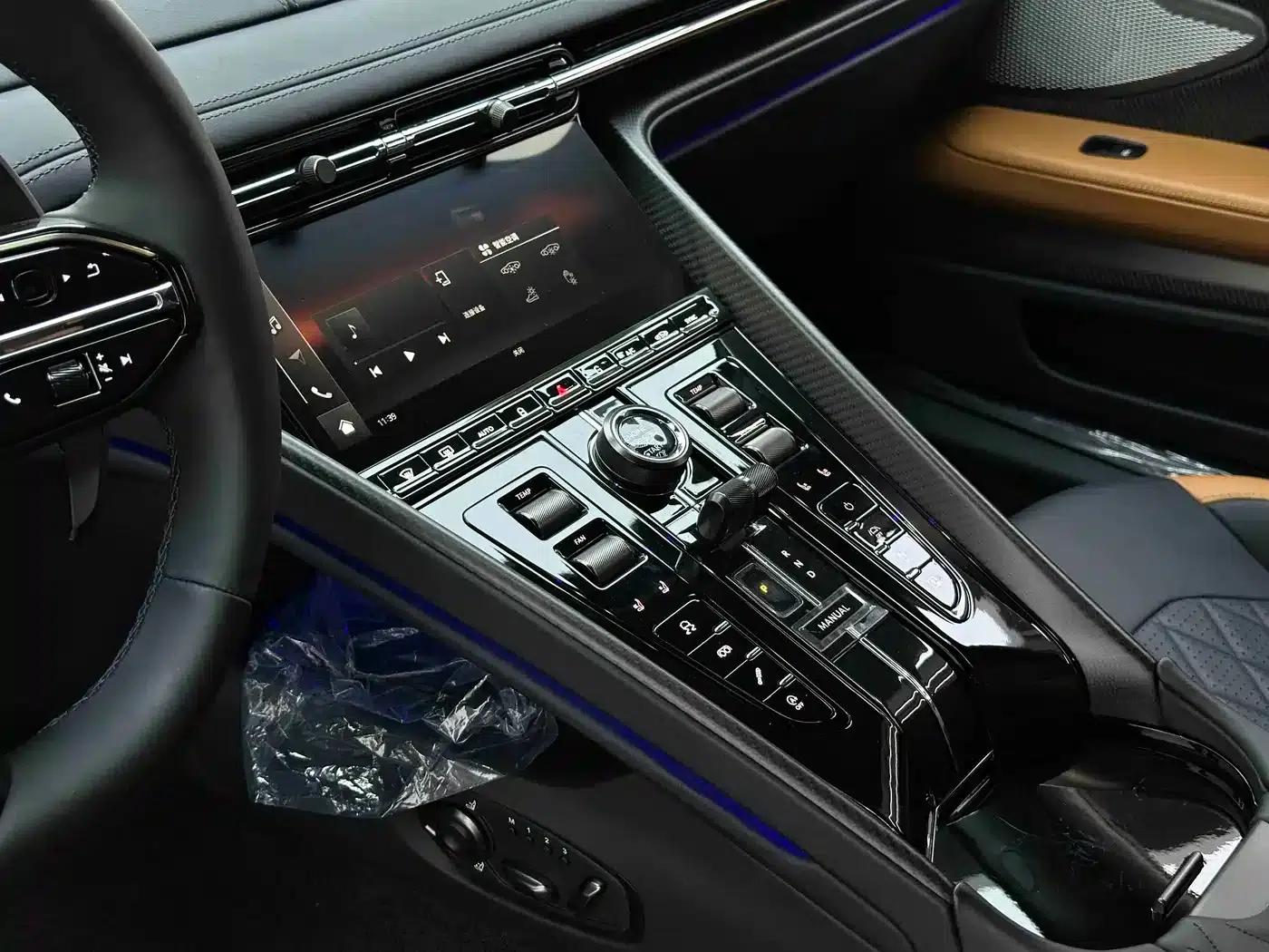 Aston Martin DB12 2025 4.0T V8 Coupe — миниатюра 22