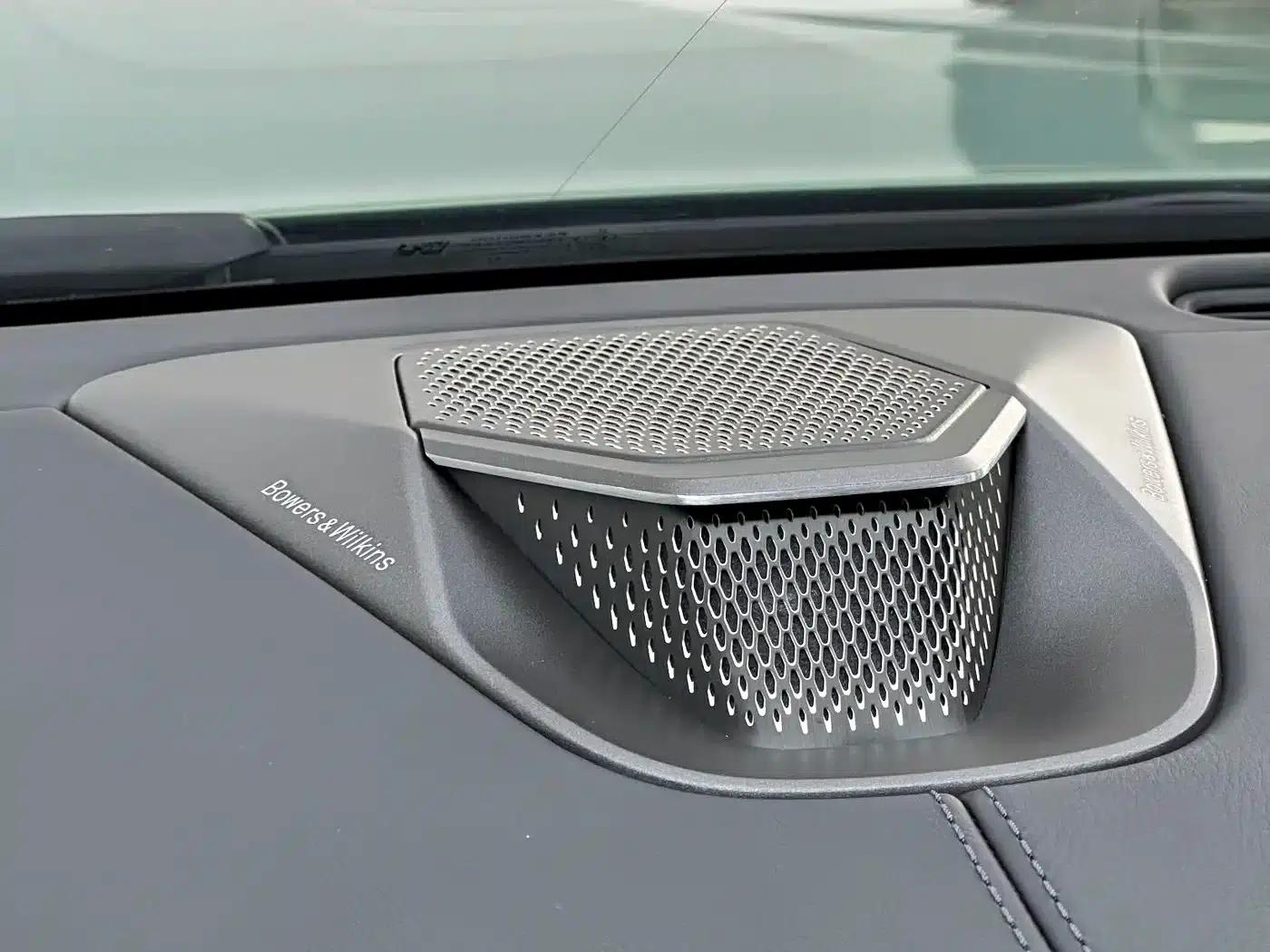 Aston Martin DB12 2025 4.0T V8 Coupe — миниатюра 27